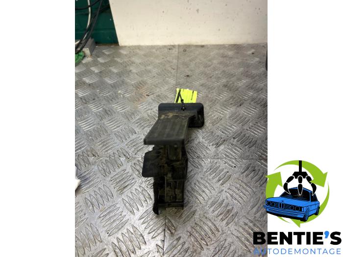 Accelerator pedal from a BMW 1 serie (F20) 116i 1.5 12V 2018