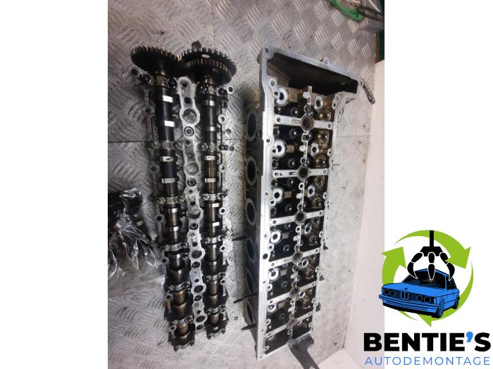 Cylinder head from a BMW X5 (E70) xDrive 40d 3.0 24V 2012