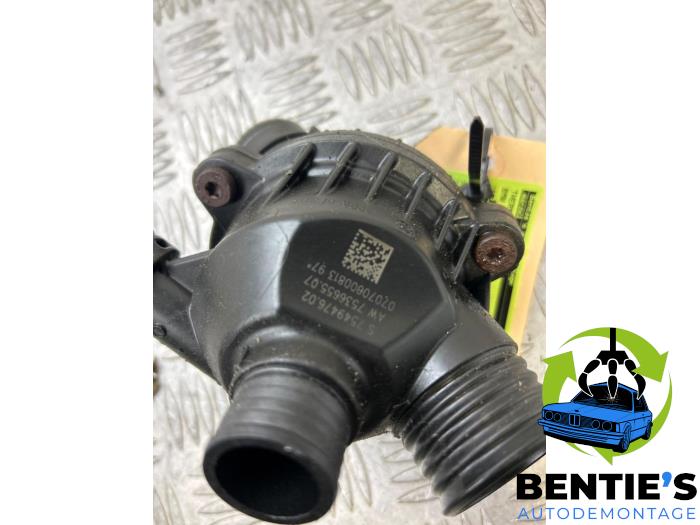 Thermostat housing from a BMW 3 serie (E93) 325i 24V 2007