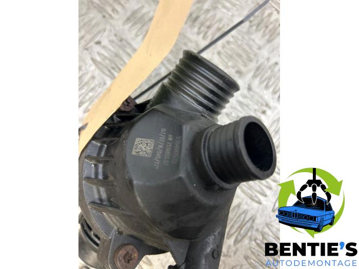 Thermostat housing from a BMW 3 serie (E93) 325i 24V 2007