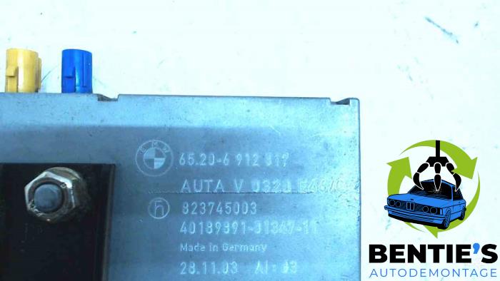 Antenne amplificateur d'un BMW Z4 Roadster (E85) 2.2 24V 2004