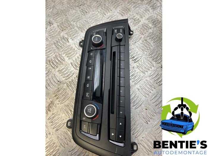 Air conditioning control panel from a BMW 3 serie (F30) 318d 2.0 16V 2012