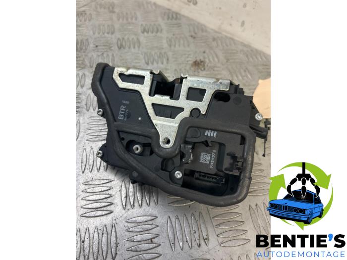 Front door lock mechanism 4-door, right from a BMW 3 serie Touring (E91) 318i 16V 2006