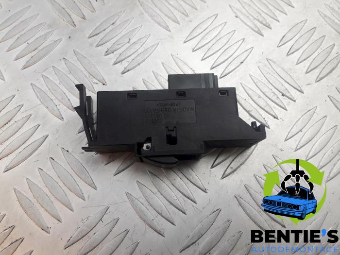Usados Interruptor de ventanilla eléctrica BMW 3 serie Touring (E46/3) 316i 16V Precio € 15,00 Norma de margen ofrecido por Bentie's autodemontage