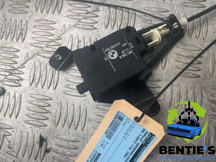 Tank flap lock motor from a BMW 5 serie Touring (E39) 523i 24V 1998