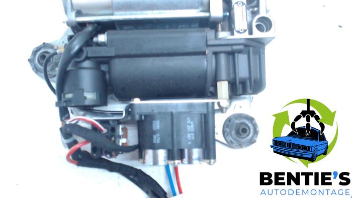 Pompa powietrza (zawieszenie) z BMW 5 serie (E39) 530i 24V 2000