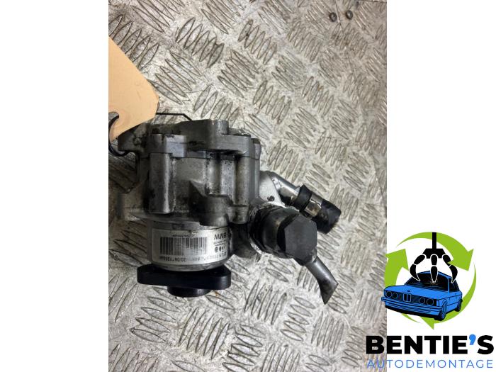 Power steering pump from a BMW 3 serie Touring (E91) 320d 16V Edition Fleet 2006