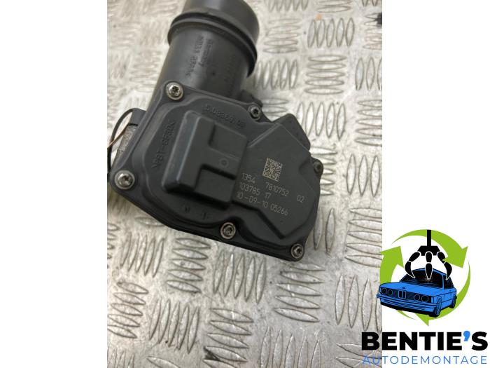 EGR valve from a BMW 5 serie Touring (F11) 520d 16V 2011