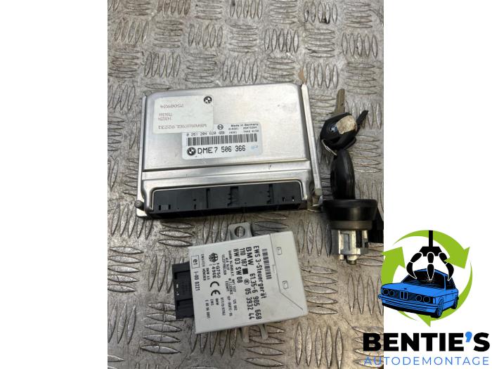 Ignition lock + computer from a BMW 5 serie Touring (E39) 540i 32V 2001