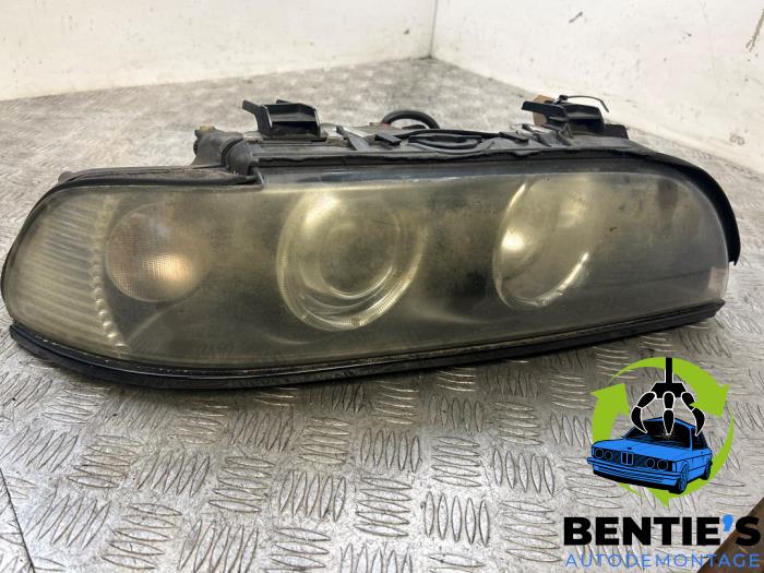 Headlight, right from a BMW 5 serie Touring (E39) 540i 32V 2001