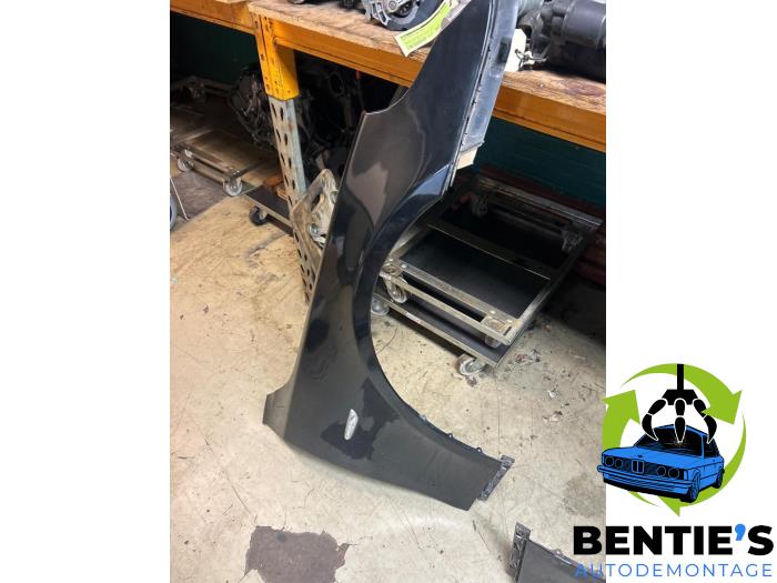 Front wing, right from a BMW 5 serie (E60) 520d 16V 2009
