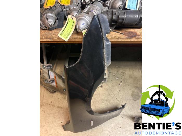 Front wing, right from a BMW 5 serie (E60) 520d 16V 2009