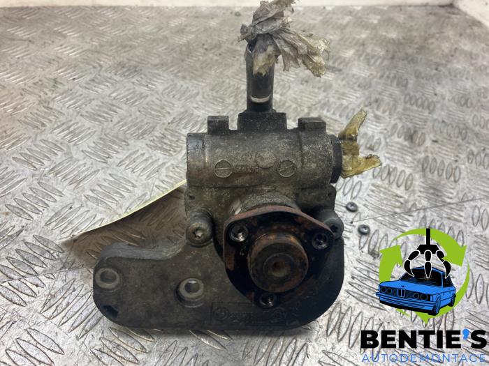 Power steering pump from a BMW X1 (E84) xDrive 18d 2.0 16V 2011