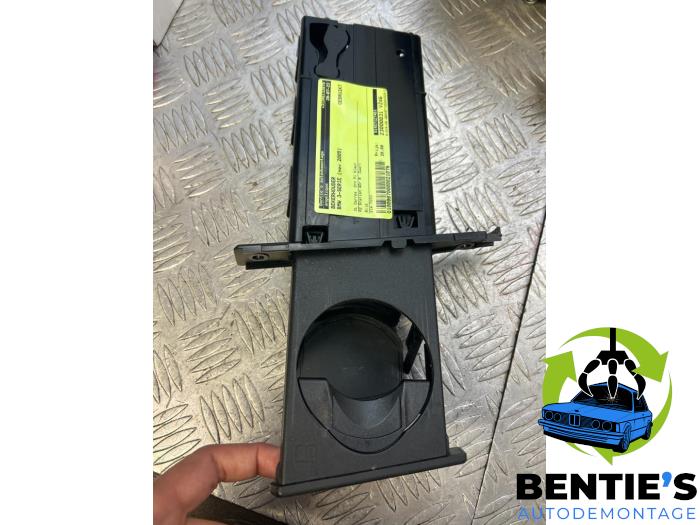 Cup holder from a BMW 3 serie Touring (E91) 320i 16V 2005