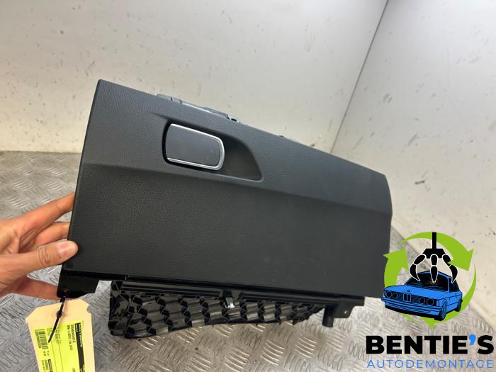 Begagnade Handskfack BMW 1 serie (F21) 116i 1.5 TwinPower 12V Pris € 45,00 Marginaltabell erbjuds av Bentie's autodemontage
