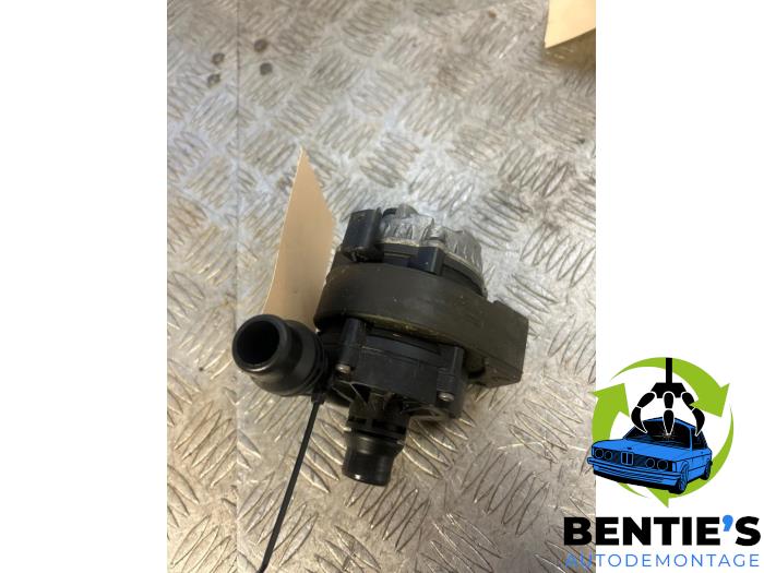 Begagnade Vattenpump BMW 3 serie (F30) 330e Pris € 75,00 Marginaltabell erbjuds av Bentie's autodemontage