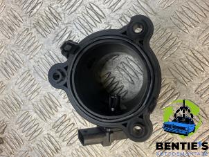 Luftmengenmesser van een BMW 1 serie (F40) 120i 2.0 TwinPower 16V 2023