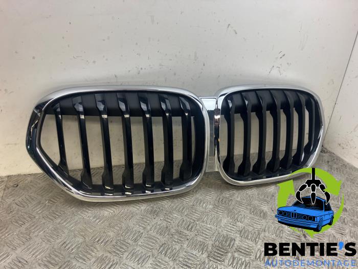 Begagnade Grill BMW X1 (F48) sDrive 18d 2.0 16V Pris € 100,00 Marginaltabell erbjuds av Bentie's autodemontage