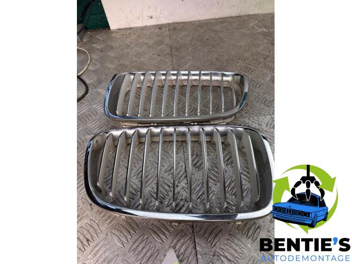 Używane Grill BMW 1 serie (F20) 116i 1.6 16V Cena € 50,00 Procedura marży oferowane przez Bentie's autodemontage