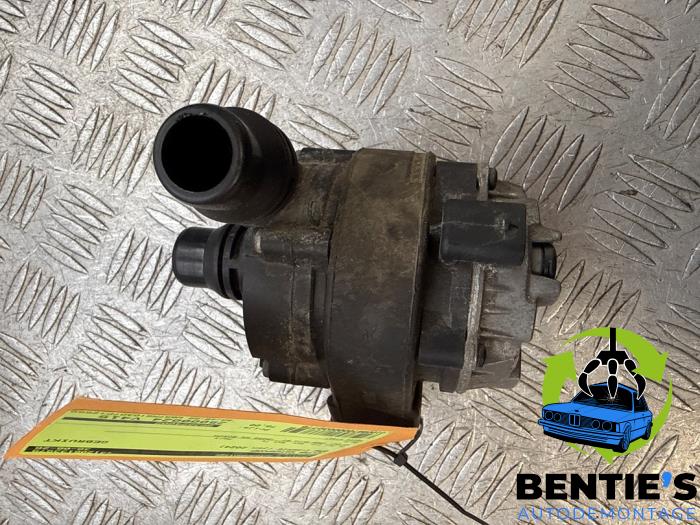Begagnade Extra vattenpump BMW 1 serie (F40) 118d 2.0 16V Pris € 75,00 Marginaltabell erbjuds av Bentie's autodemontage