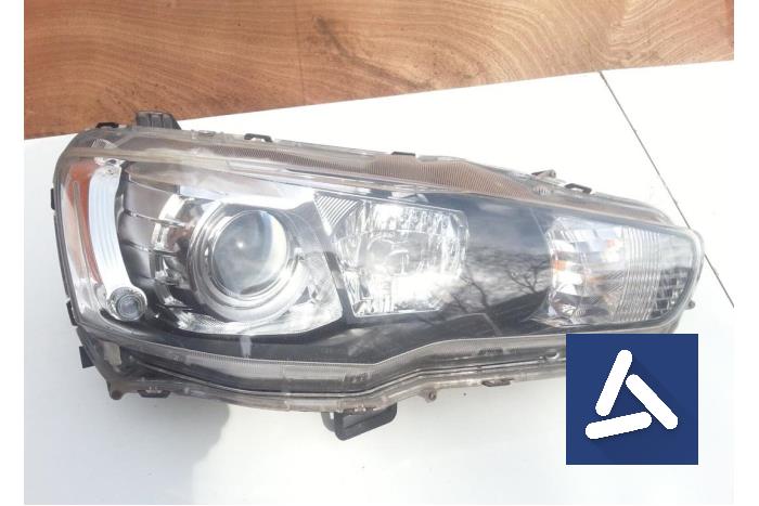 Używane Reflektor prawy Mitsubishi Lancer Sports Sedan (CY/CZ) 1.6 MIVEC 16V Cena € 105,17 Procedura marży oferowane przez Acceptatie systeem