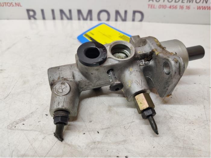 Master cylinder from a BMW 3 serie (E46/4) 330i 24V 2001
