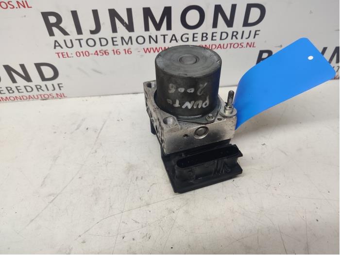 Begagnade ABS-pump Fiat Punto II (188) 1.2 16V 3-Drs. Pris € 15,00 Marginaltabell erbjuds av Autodemontage Rijnmond BV