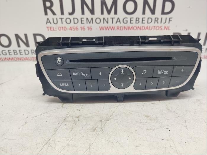 Radio CD Spieler van een Renault Twingo II (CN) 1.5 dCi 90 FAP 2011
