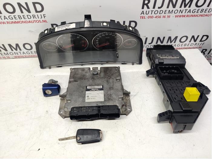 Used Ignition lock + computer Opel Signum (F48) 3.0 CDTI V6 24V Price € 250,00 Margin scheme offered by Autodemontage Rijnmond BV