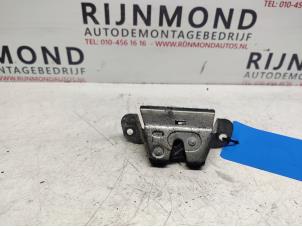 Usados Receptor de cerradura portón trasero Peugeot 107 Precio de solicitud ofrecido por Autodemontage Rijnmond BV