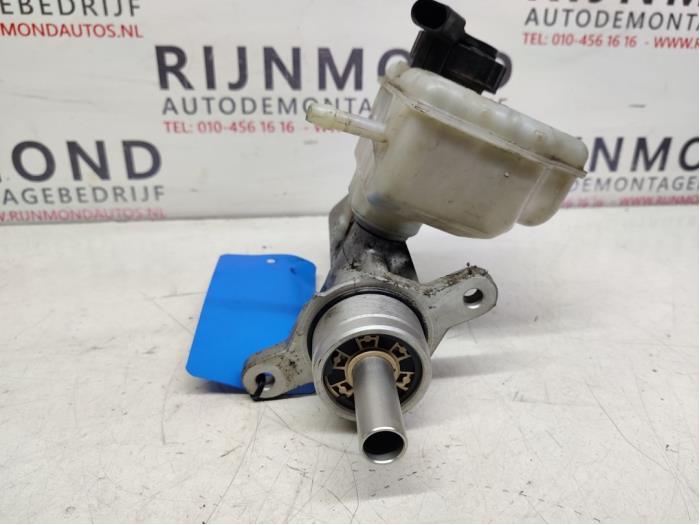 Master cylinder from a Volkswagen Golf Plus (5M1/1KP) 1.9 TDI 90 2007