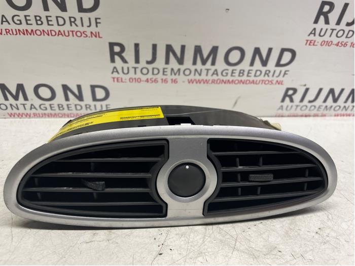 Dashboard vent from a Renault Clio III (BR/CR) 1.5 dCi FAP 2012