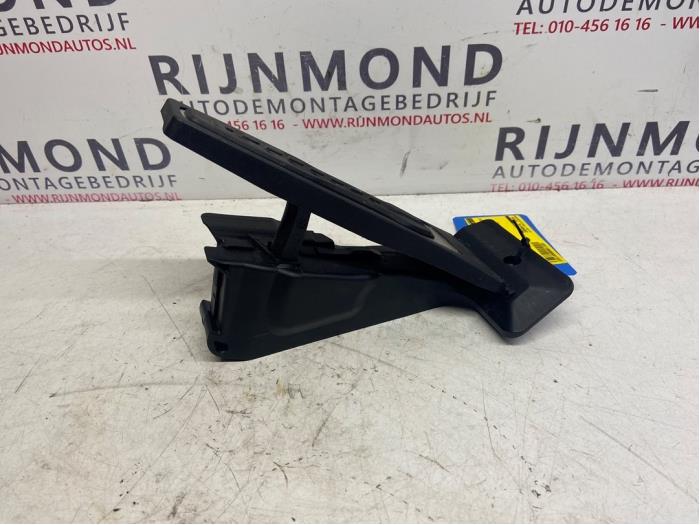 Accelerator pedal from a BMW 5 serie (G30) 530e iPerformance 2017