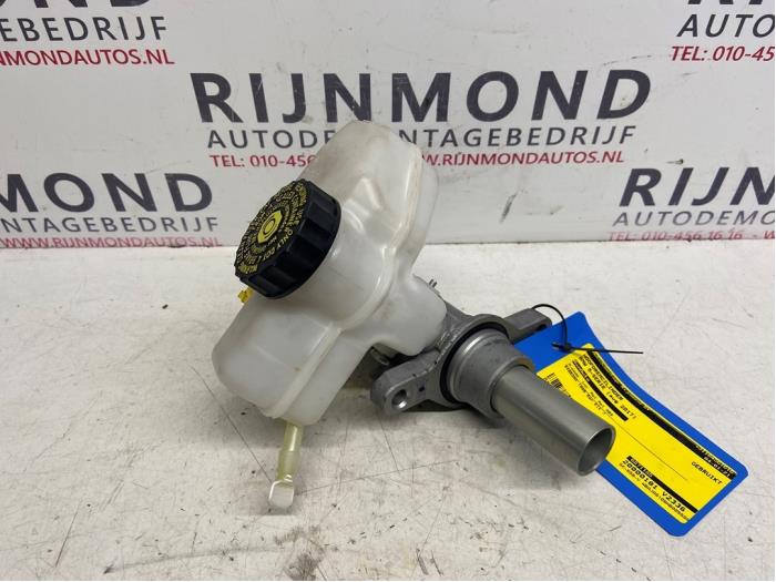 Master cylinder from a BMW 5 serie (G30) 530e iPerformance 2017