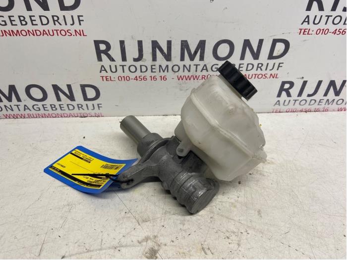 Master cylinder from a BMW 5 serie (G30) 530e iPerformance 2017