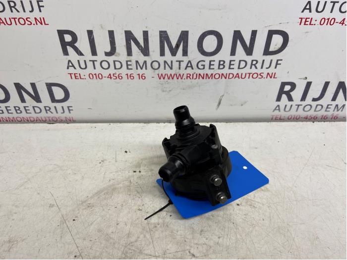 Usagé Pompe à eau BMW 5 serie (G30) 530e iPerformance Prix € 75,00 Règlement à la marge proposé par Autodemontage Rijnmond BV