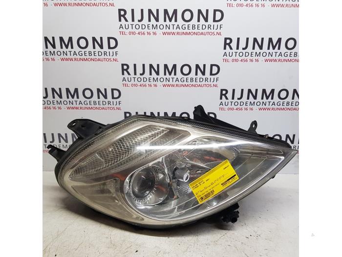 Używane Reflektor prawy Citroen C8 (EA/EB) 2.0 HDiF 16V Cena € 50,00 Procedura marży oferowane przez Autodemontage Rijnmond BV