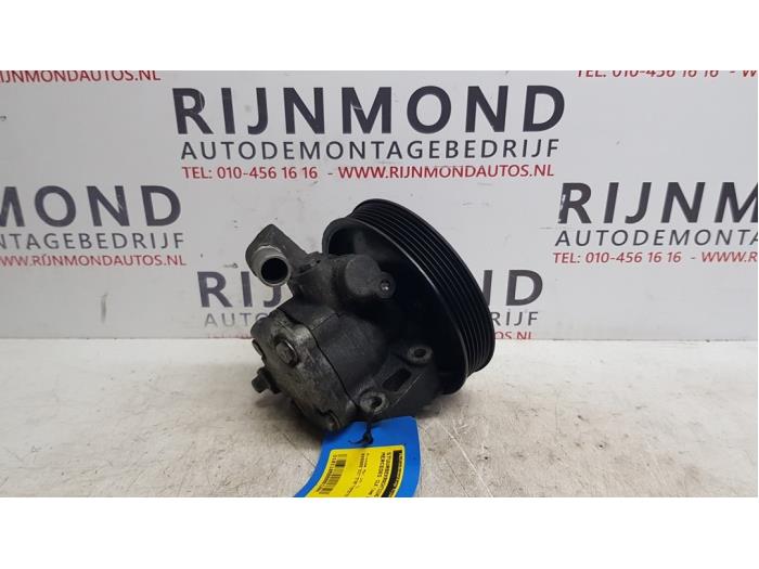 Power steering pump from a Mercedes-Benz CLK (W209) 2.2 220 CDI 16V 2008