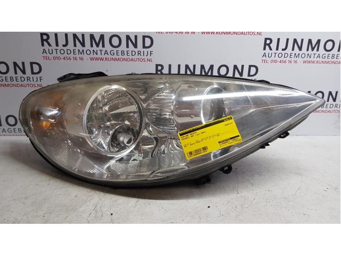 Używane Reflektor prawy Peugeot 807 2.0 16V Cena € 50,00 Procedura marży oferowane przez Autodemontage Rijnmond BV