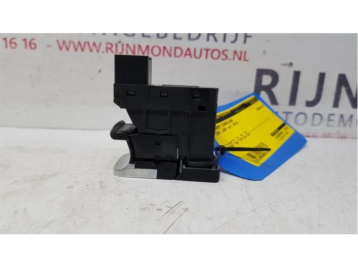 Parking brake switch from a Seat Leon (5FB) 1.2 TSI Ecomotive 16V 2018