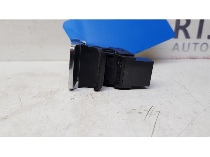 Parking brake switch from a Seat Leon (5FB) 1.2 TSI Ecomotive 16V 2018
