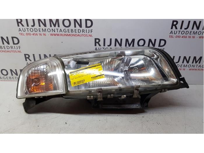 Używane Reflektor prawy Volvo S80 (TR/TS) 2.4 SE 20V 170 Cena € 70,00 Procedura marży oferowane przez Autodemontage Rijnmond BV