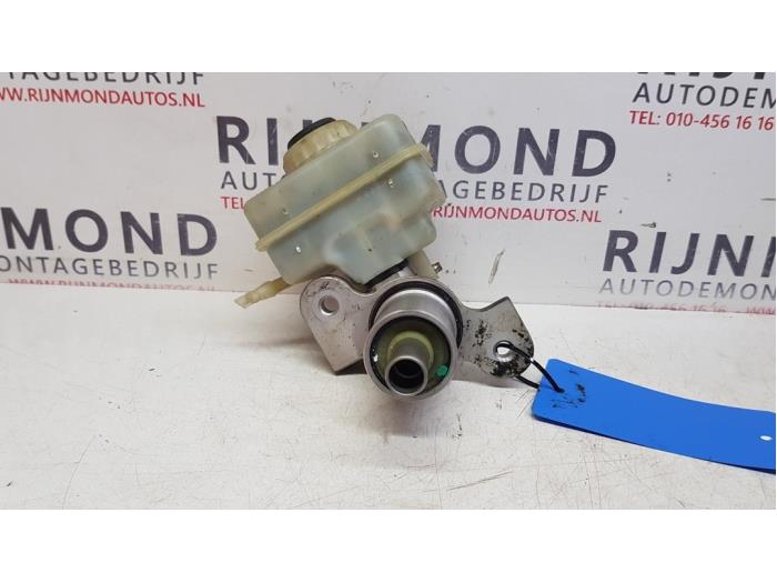 Master cylinder from a BMW 5 serie Touring (E61) 530d 24V 2004