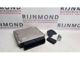 Ignition lock + computer from a Volkswagen Passat Variant (3G5) 1.6 TDI 16V 2015