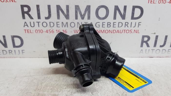 Thermostat housing from a BMW 3 serie (E92) 325i 24V 2009