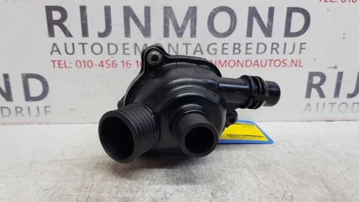 Thermostat housing from a BMW 3 serie (E92) 325i 24V 2009