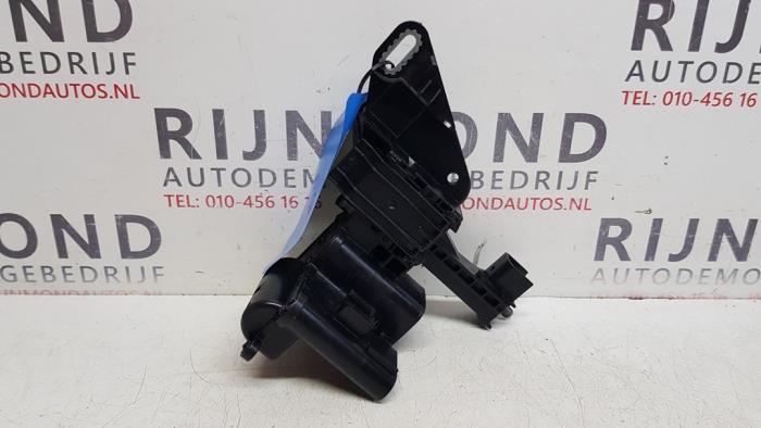 Distributor from a BMW 3 serie Touring (F31) 320i 2.0 16V 2013