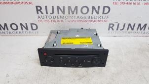 Used Radio CD player Renault Clio III (BR/CR) 1.2 16V TCe 100 Price € 70,00 Margin scheme offered by Autodemontage Rijnmond BV