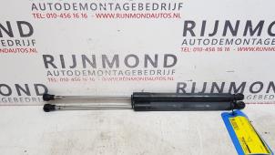 Używane Zestaw amortyzatorów gazowych tylnej klapy Renault Clio III (BR/CR) 1.2 16V TCe 100 Cena na żądanie oferowane przez Autodemontage Rijnmond BV