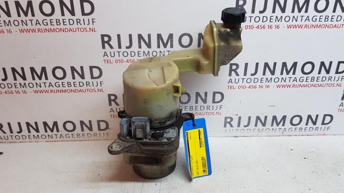 Power steering pump from a Ford Fiesta 5 (JD/JH) 1.6 TDCi 2007